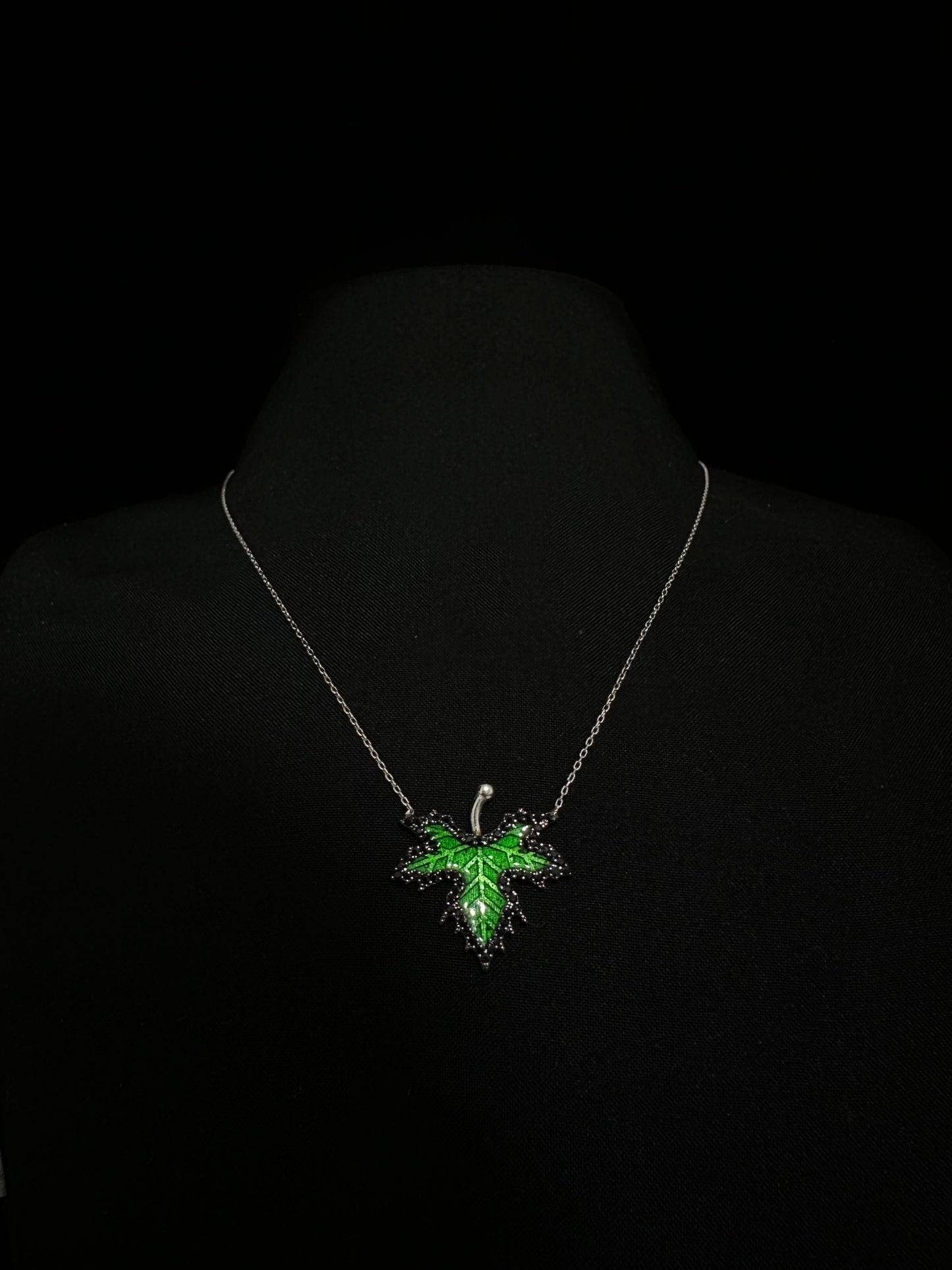 Doğanın Zarafeti: Yeşil Mine Yaprak Tasarımlı Gümüş Kolye