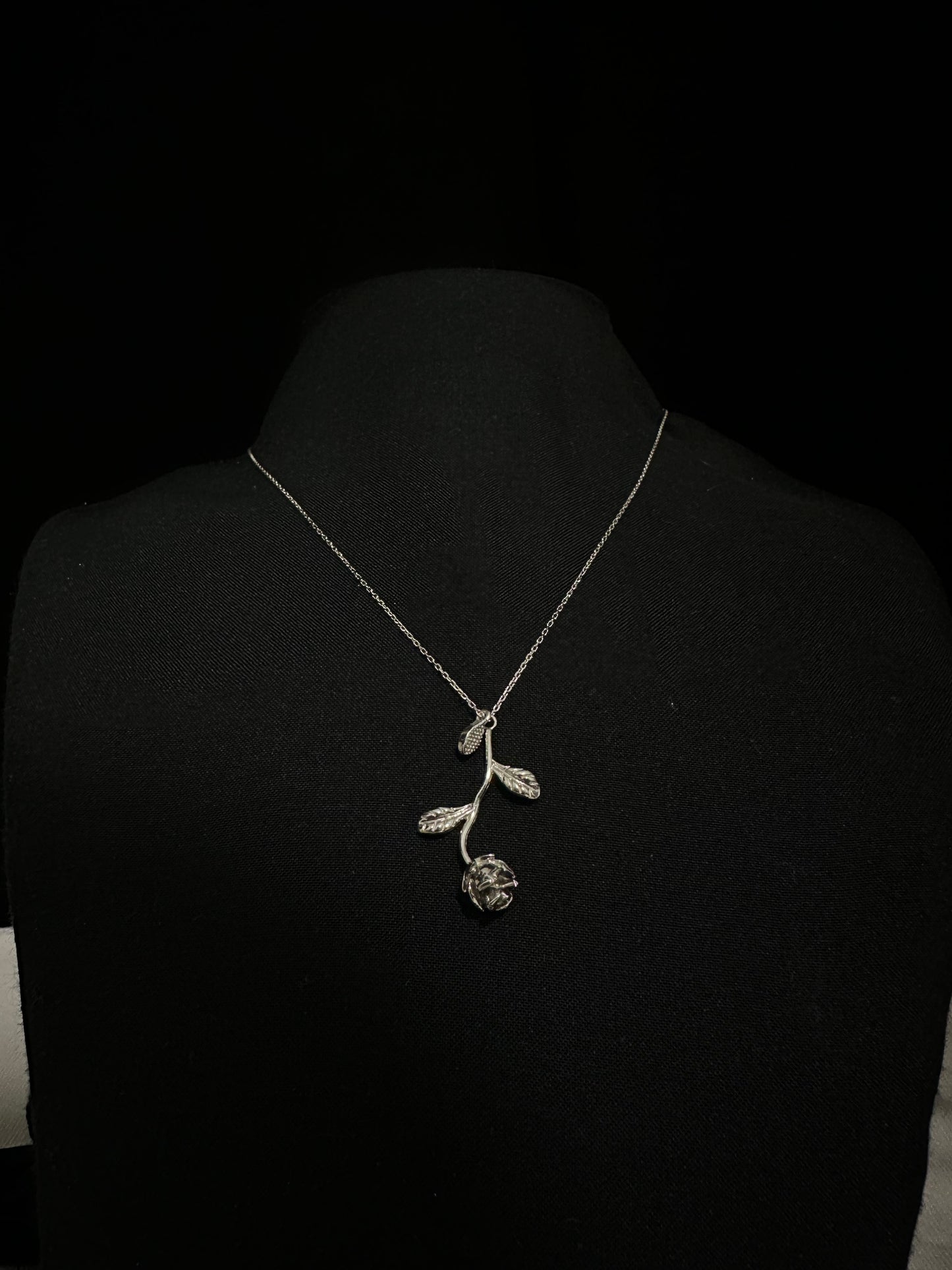 Gülün Büyüsü: Aşk ve Zarafeti Taşıyan Kolye