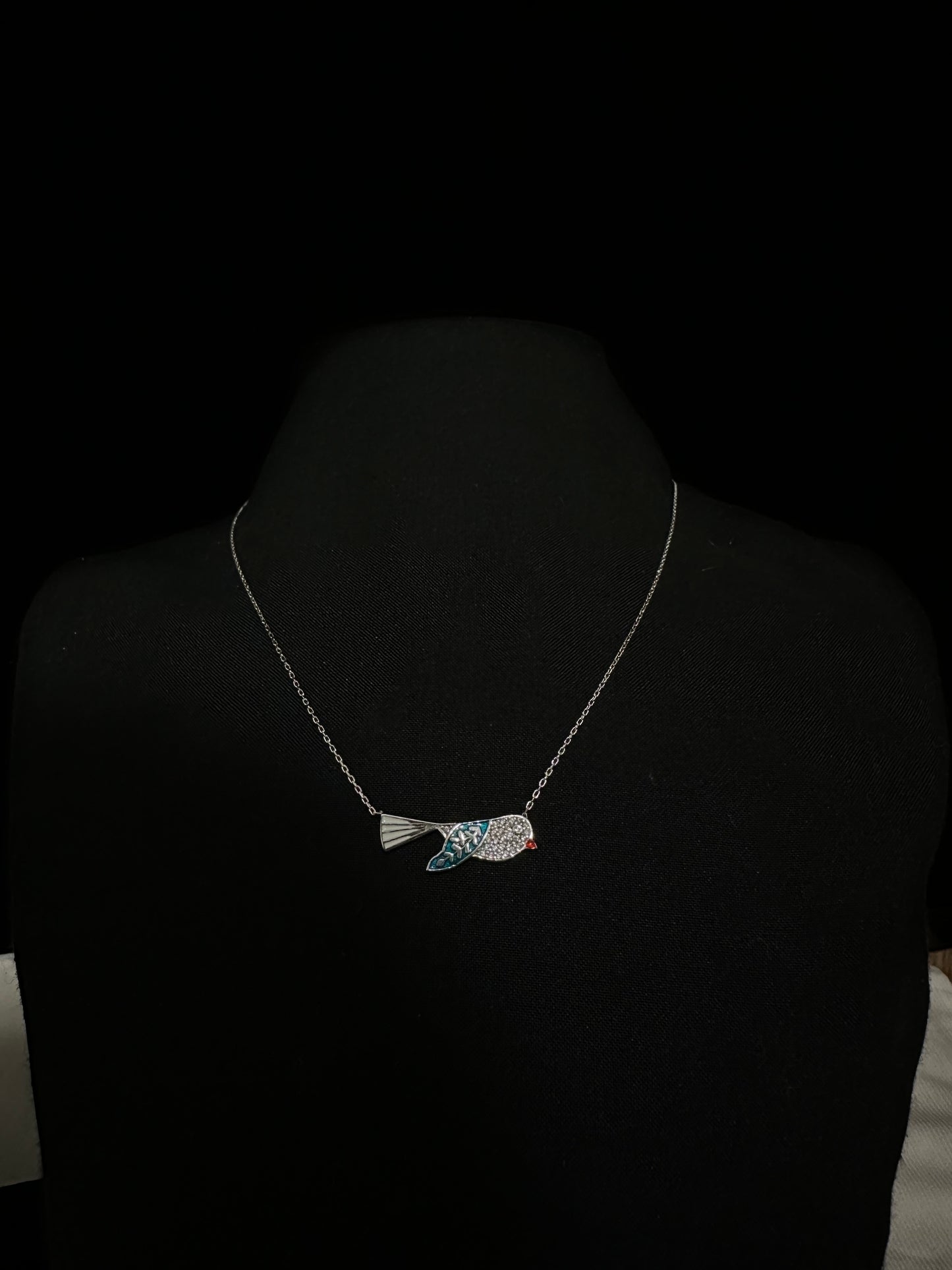 Doğanın Zarafeti: Kuş Figürlü Işıltılı Kolye