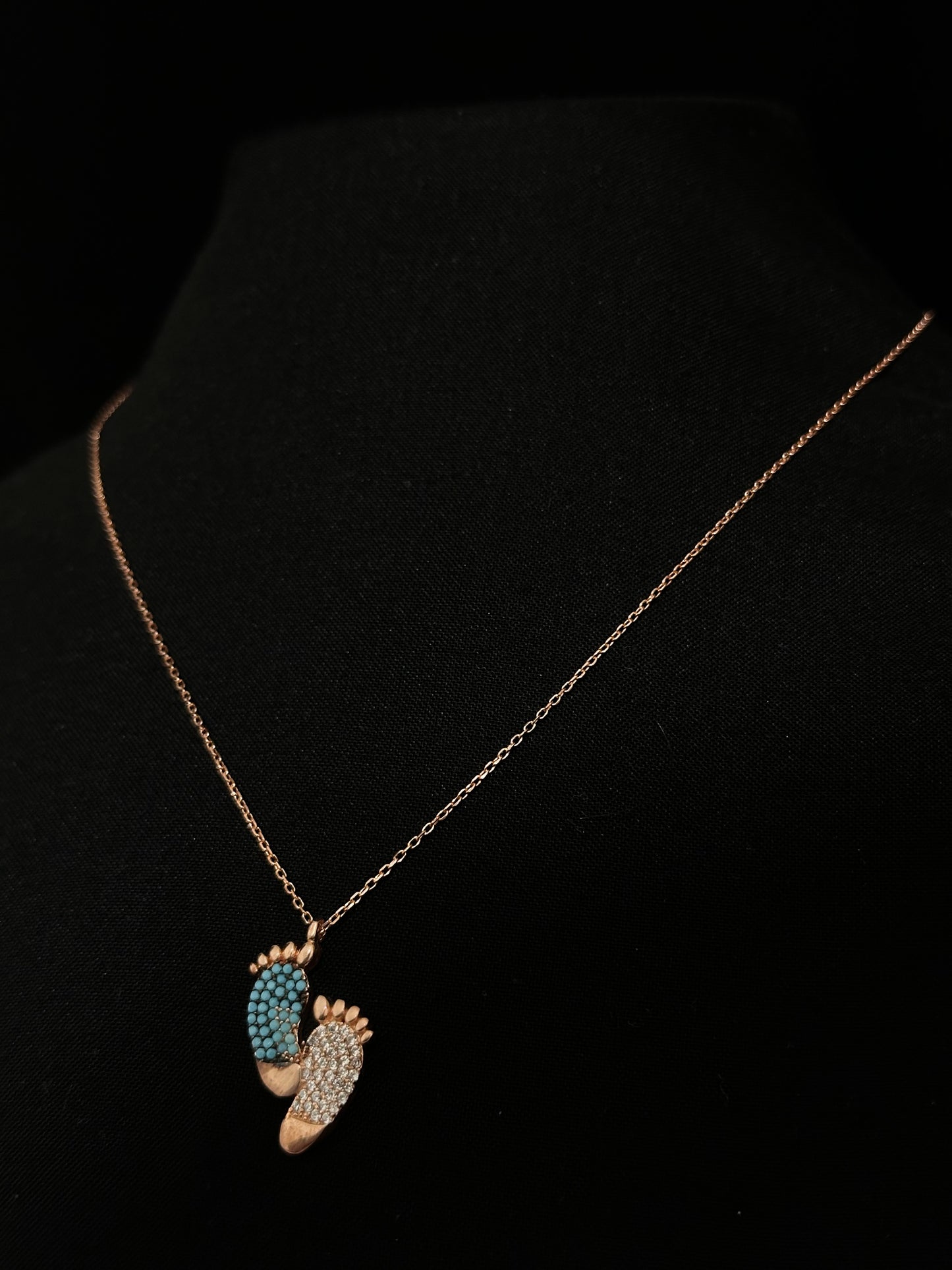 Minik Ayak İzleri: Anlam Yüklü Gümüş Kolye