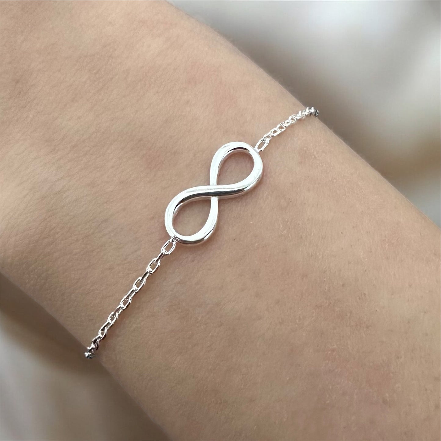 Sonsuz Şıklık: Minimalist Sonsuzluk Gümüş Bileklik