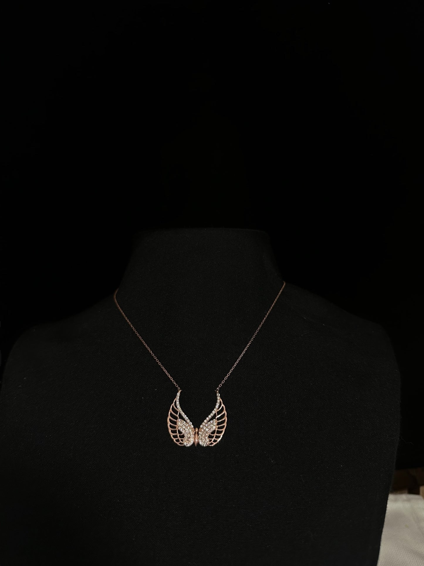 Kanat Çırpan Zarafet: Taşlarla Işıldayan Kelebek Kolye