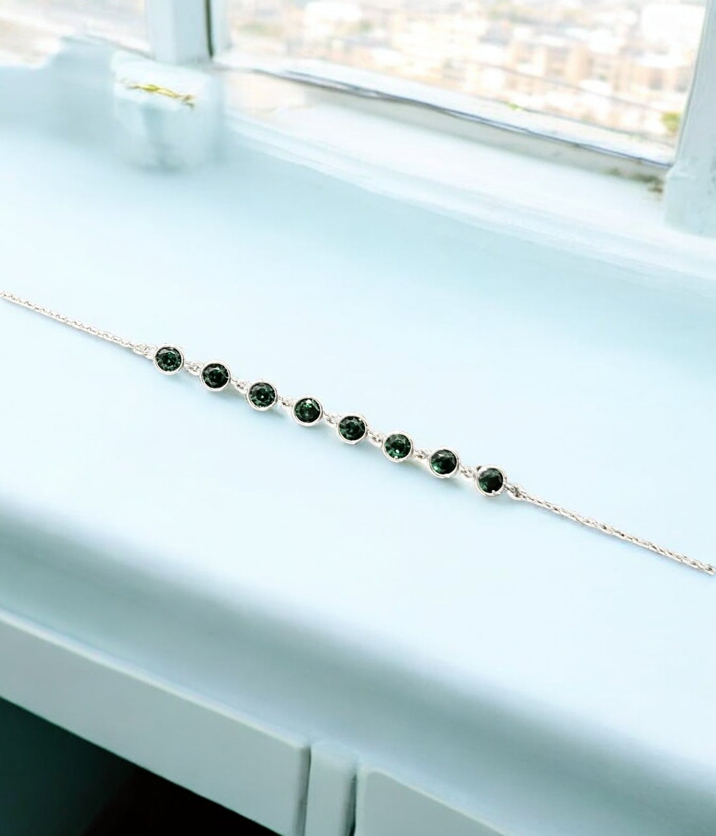 Zümrüt Işıltısı: Yeşil Taşlı Gümüş Bileklik