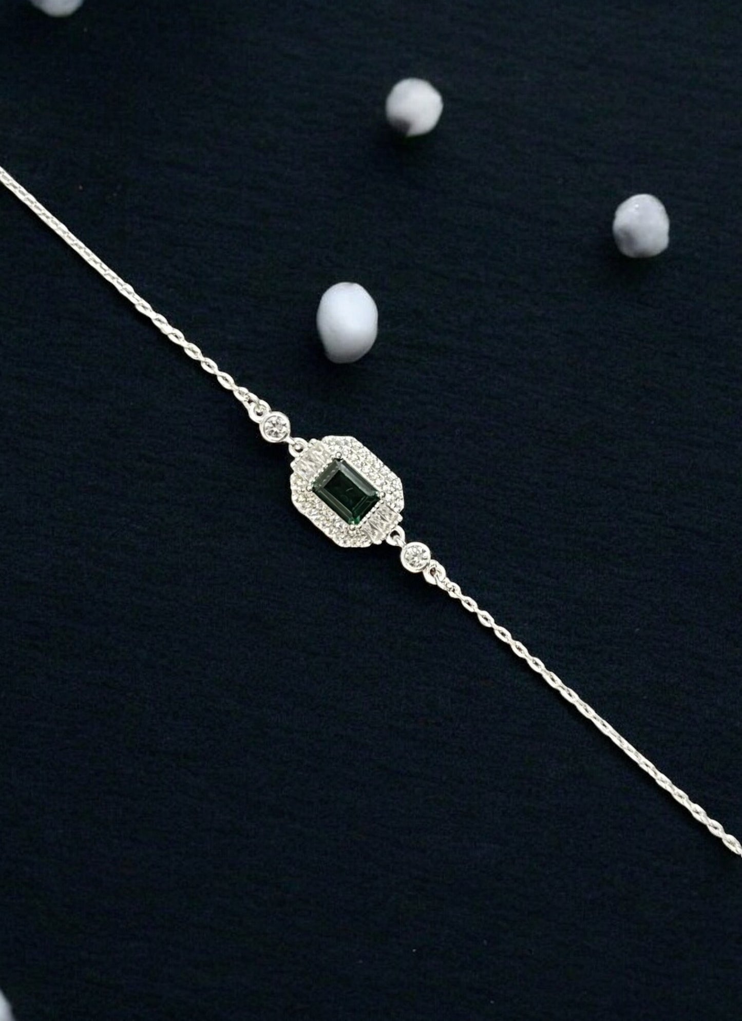 Zarafetin ve Asaletin İfadesi: Zümrüt Taşlı Gümüş Bileklik